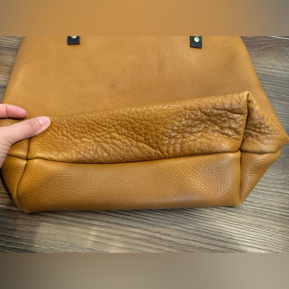 Portland Leather Medium Classic Tote in Dune - Picture 6 of 7